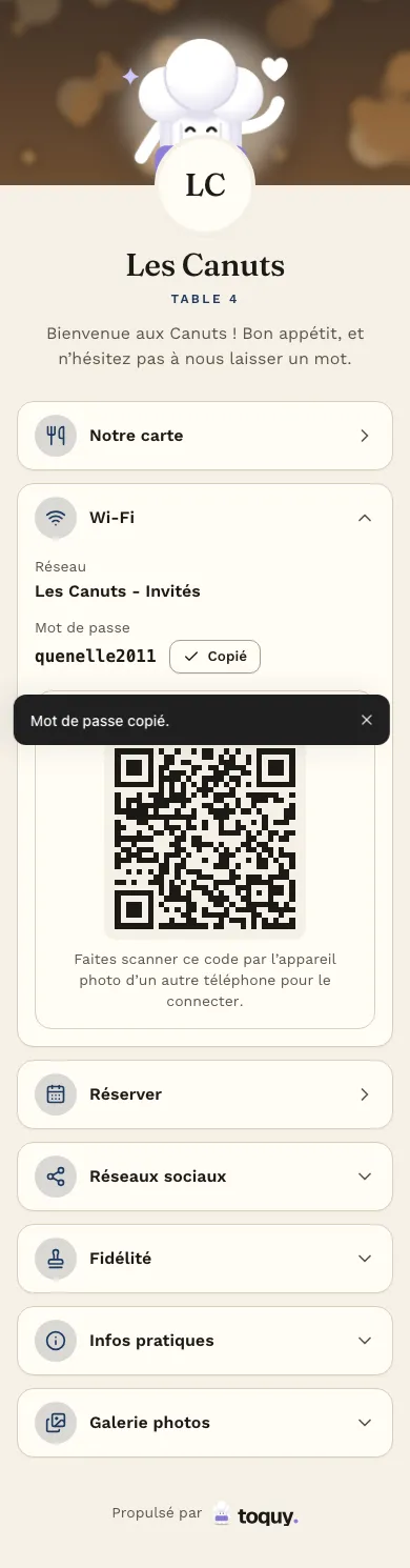 La Page de table de la table 4 des Canuts sur téléphone : Notre carte, le Wi-Fi déplié (réseau « Les Canuts - Invités », mot de passe copié, QR code de connexion), puis Réserver, Réseaux sociaux, Fidélité, Infos pratiques et Galerie photos.